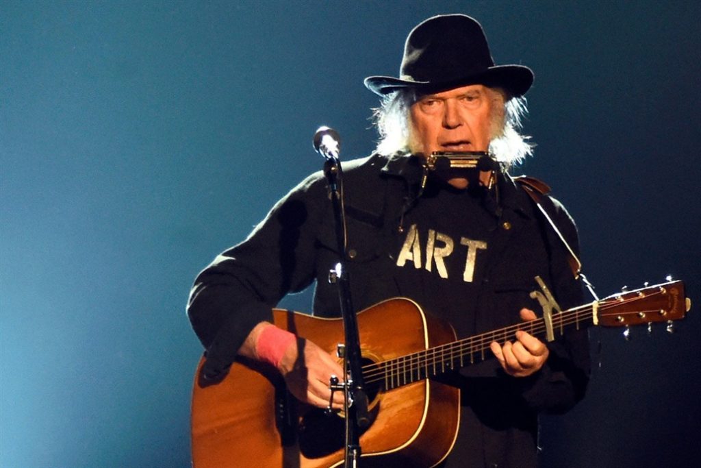 Neil Young a su representante: "Pido que quiten mis canciones de Spotify"