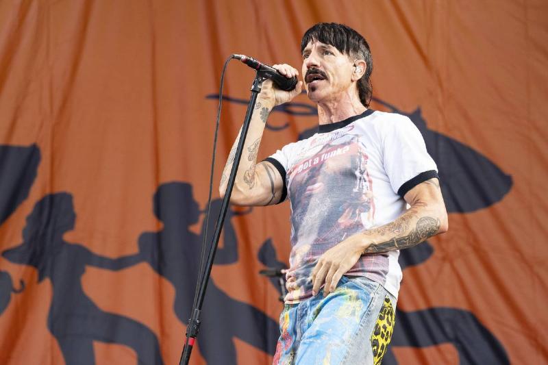Los Red Hot Chili Peppers rinden tributo a Taylor Hawkins con Dave Grohl en los Crows