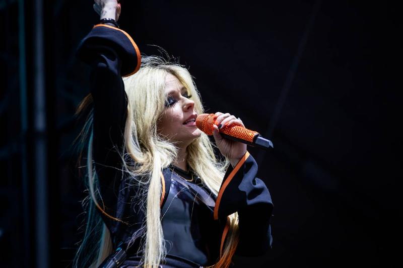 Avril Lavigne reflexiona sobre sus orígenes, actualiza la película Sk8er Boi
