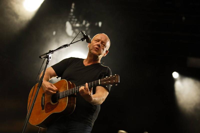 El líder de Pixies, Gary Ryan, casi prefiere las gallinas a la música