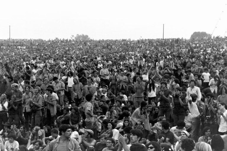 Aficionado a la Feria de Música y Arte de Woodstock celebrada en Max Yasgur's Dairy Farm en agosto de 1969 cerca de White Lake, una fracción de Bethel, Nueva York.