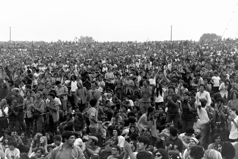 Aficionado a la Feria de Música y Arte de Woodstock celebrada en Max Yasgur's Dairy Farm en agosto de 1969 cerca de White Lake, una fracción de Bethel, Nueva York.