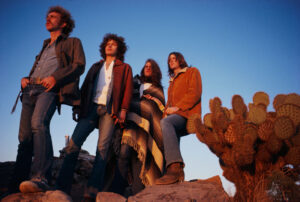 los integrantes de la banda de las águilas en el valle del desierto posando junto a un cactus